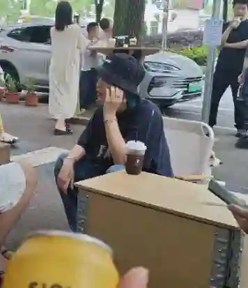汪涵约周笔畅咖啡店叙旧，眼袋好大长了老年斑，两人坐街边像父女
