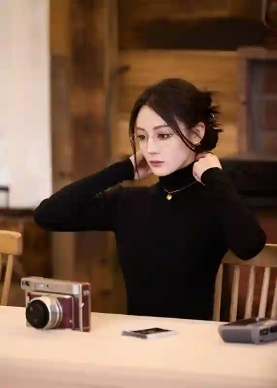 酷飒与柔美并存！迪丽热巴黑色背心穿搭诠释极简高级感