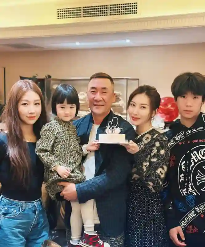 章子怡哥嫂为大女儿庆生，章爸露面头发花白，抱孙子笑得合不拢嘴