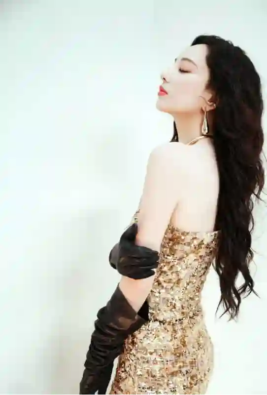 褒贬不一！香港知名女星已准备好10岁女儿拍拖，早安排靓仔在身边