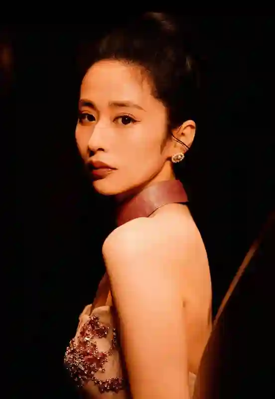 颖儿穿碎钻抹胸裙出镜 美背吸睛尽显豪门千金范