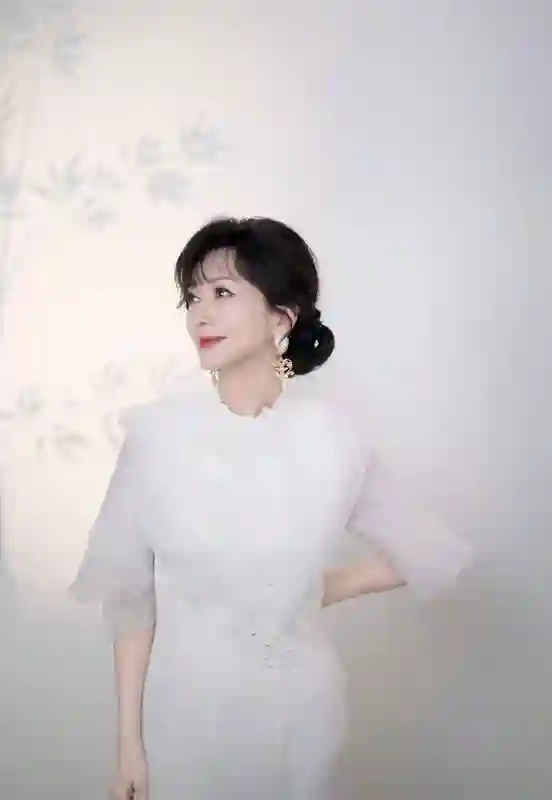 71岁赵雅芝晒竹影美照！白裙造型尽显优雅大气