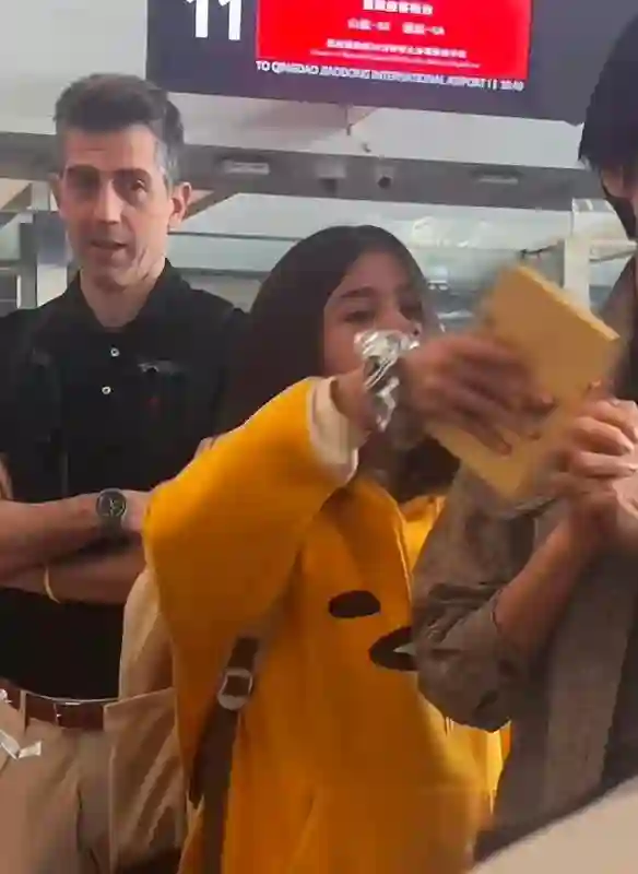 梁咏琪一家出游被偶遇！10岁女儿个头超爸爸肩膀，外籍老公超帅气