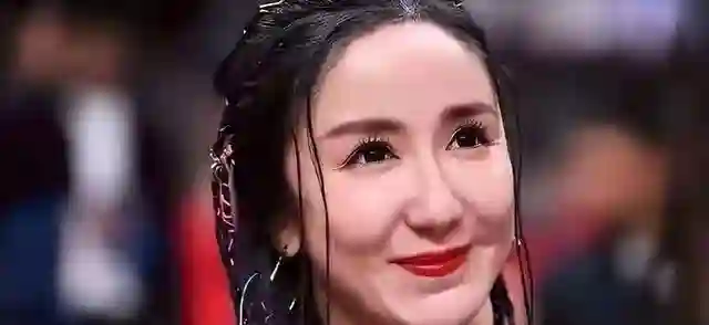 58岁周慧敏变化大，皮肤松垮，眼神吓人，牙齿歪黄让人不忍！