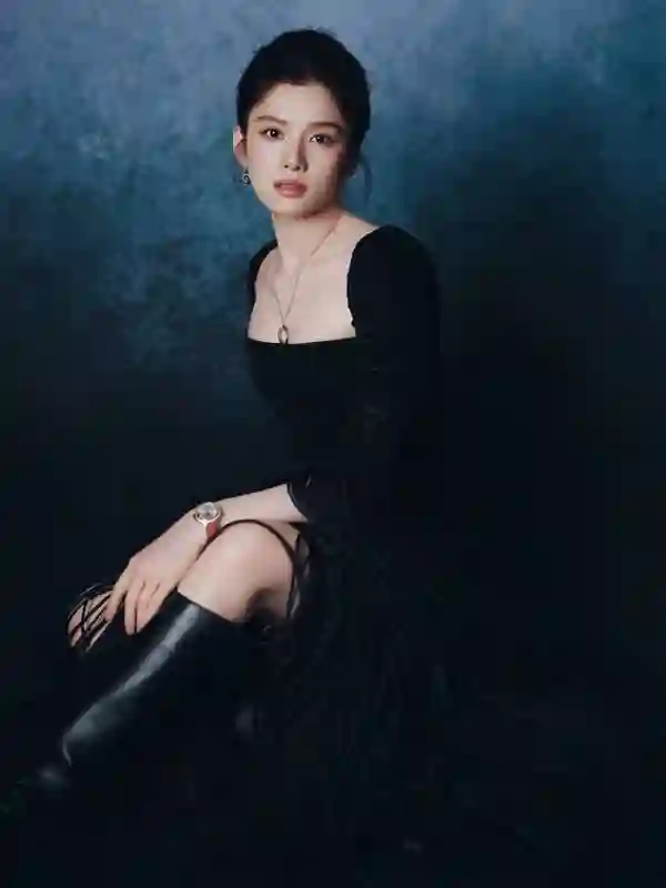 张婧仪身着黑色流苏长裙亮相华表奖，肌肤细腻光滑气质超绝