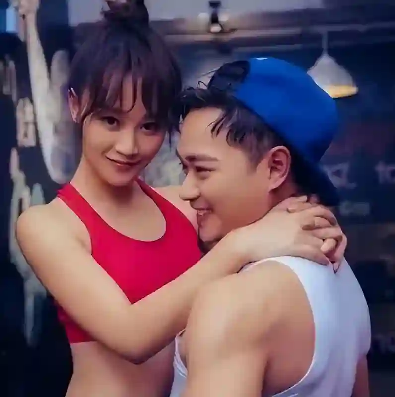 曹骏陪女友看病新恋情曝光！小鸟依人比蓝盈莹合适，帮开车门好甜