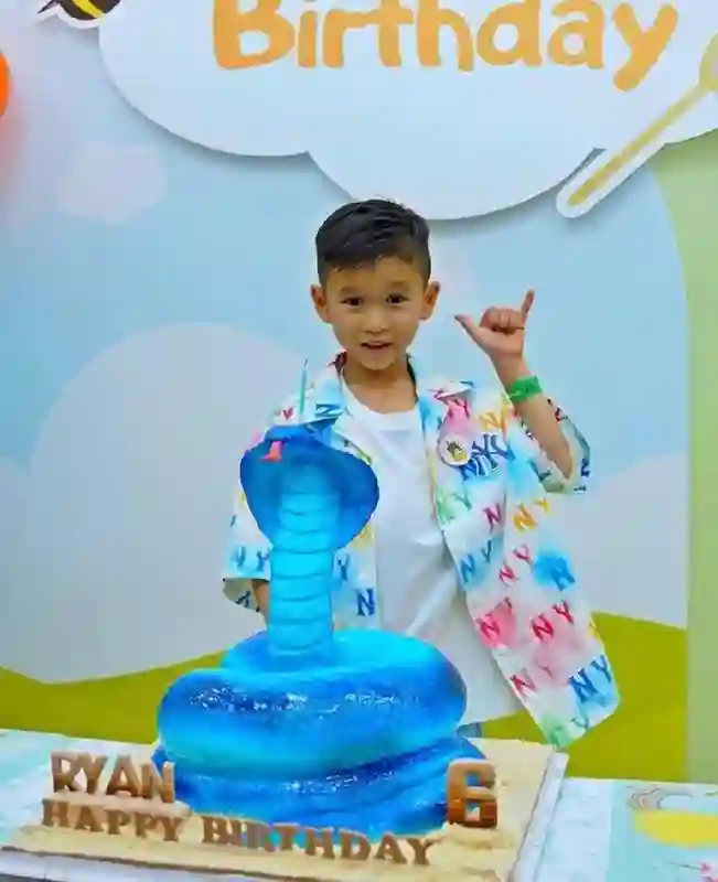 胡杏儿为二儿子庆祝6岁生日，和老公李乘德同框，打破婚变传闻