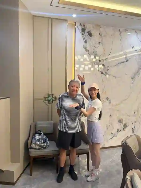 运动少女林允上线！与闺蜜周雨彤自拍状态轻松自然