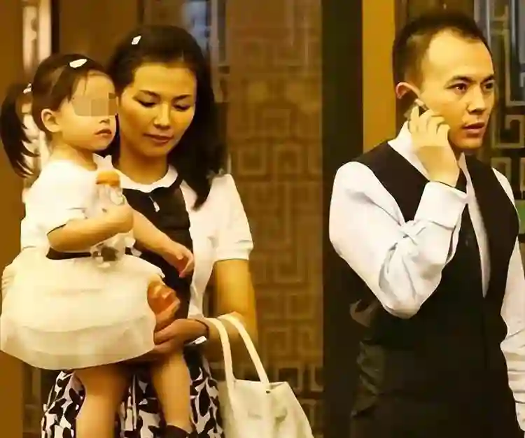 刘涛参加妈祖诞排场无人敌，两杠三星为她开路，亿万大佬只配拍照