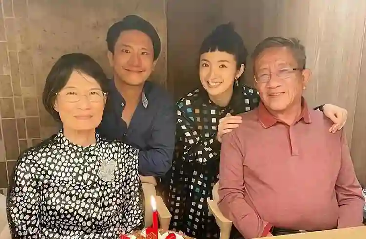 林依晨怀孕7个月露面，素颜瘦了很多，遮挡孕肚被众人保护