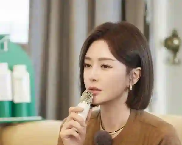 秦岚有多美？刘芸：追她的人太多了，上学时长得漂亮被男生尾随！