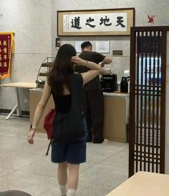 汪小菲和老婆坐高铁出行，一个人拖行李箱，马筱梅打扮时尚很漂亮