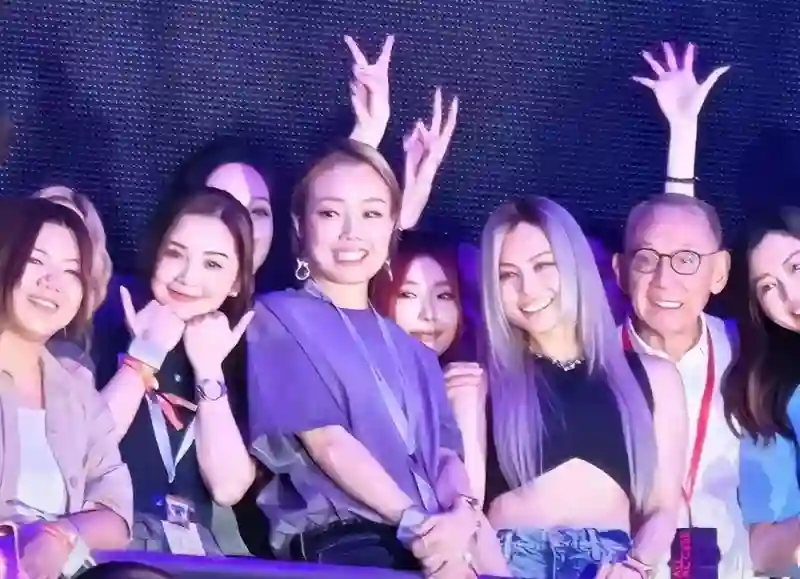 谢霆锋演唱会全程素颜，一件短袖唱到底，英皇艺人到场助威