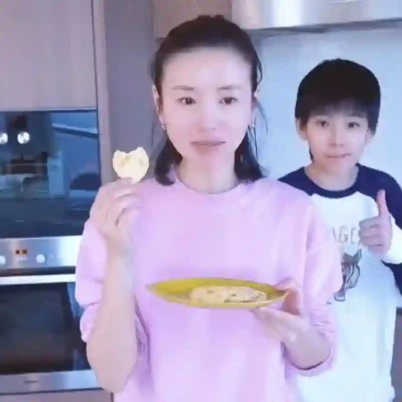 13年后董洁潘粤明命运大不同，身家过亿与韩红预言相符，揭开真相