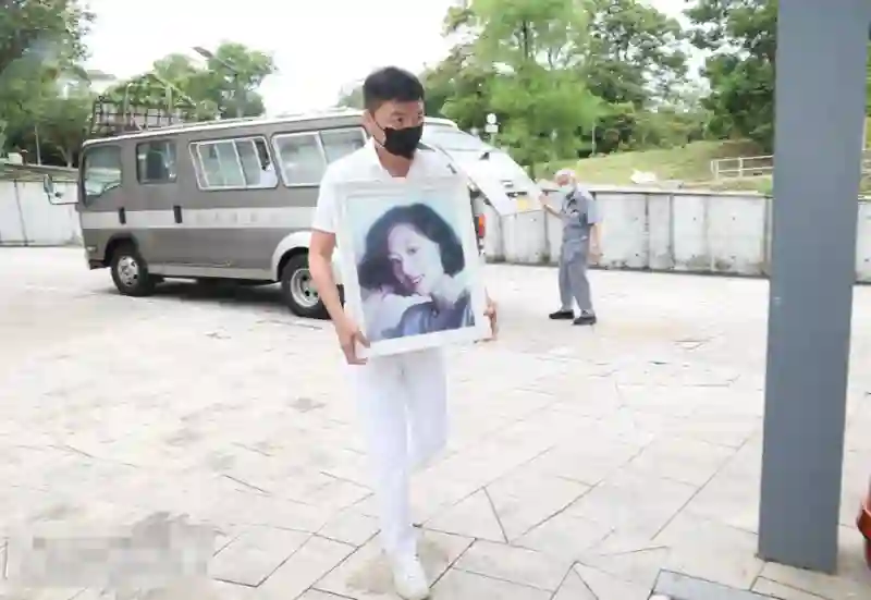 港星艾威为妻子举行海葬，亲手撒下骨灰送别，日后也会海葬与亡妻相聚