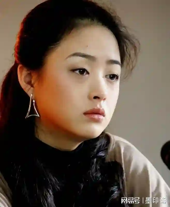 前脚官宣喜讯，后脚深陷舆论，42岁的蒋欣给内娱狠狠“上”了一课