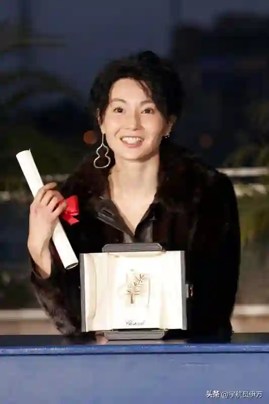 万万没想到，单身未育的张曼玉，如今在60岁活成了人生赢家
