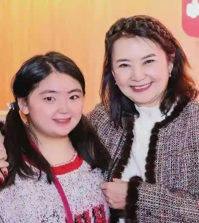 胡慧中67岁近照曝光，体态发福，女儿身材肥胖，网友：长相很普通