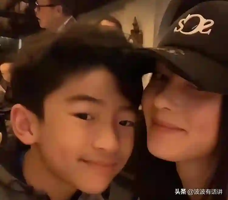 大儿子18岁，二儿子15岁，小儿子7岁，如今45岁依旧美得很惊艳！