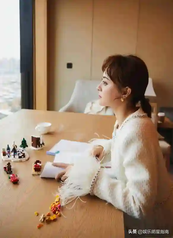 看了不合群的孙俪，再看不合群的赵丽颖，才知她们到底聪明在哪里