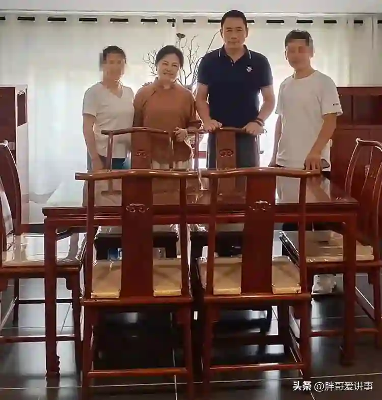 演员丁海峰携妻儿再回淄博祭祖，19岁儿子罕见出镜，妻子穿着朴素