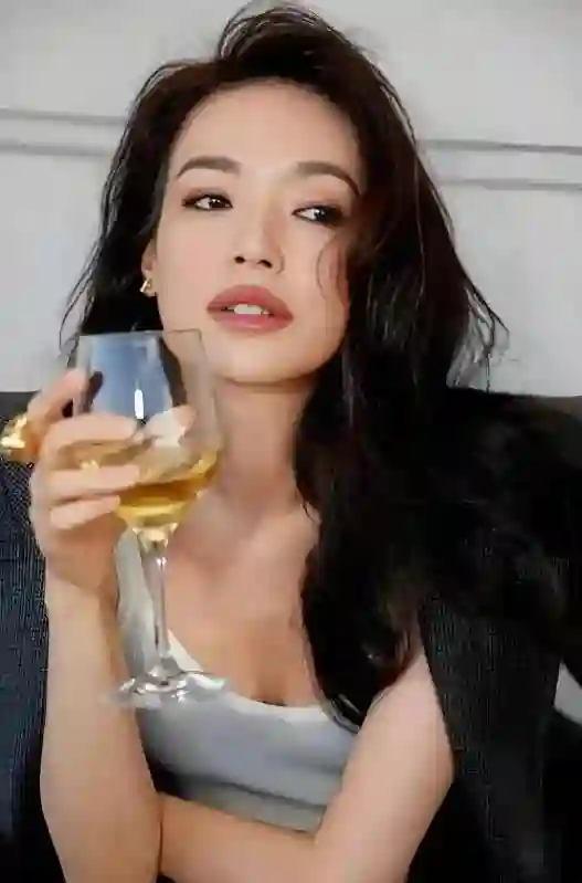 49岁舒淇再破“天花板”，这一次，她让冯小刚和整个娱乐圈沉默了