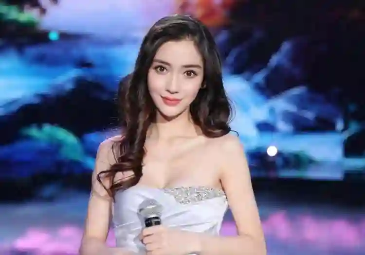 落毛普思不如鸡！否认靠黄晓明“红”的杨颖，离婚后“混”成这样