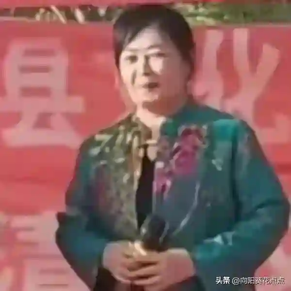 赵丽颖母亲首次曝光，穿大花衣服很富贵，原来女儿随妈是真的！