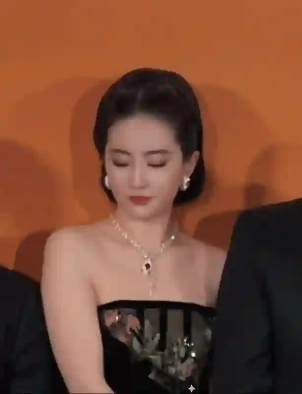 白玉兰风波升级，“一言不发”的刘亦菲，终于不再顾忌所谓的体面