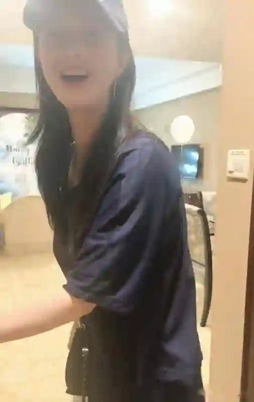 蒋欣晒生日惊喜，俏皮唱生日歌像20岁女孩，被限制吃蛋糕秒变哭脸