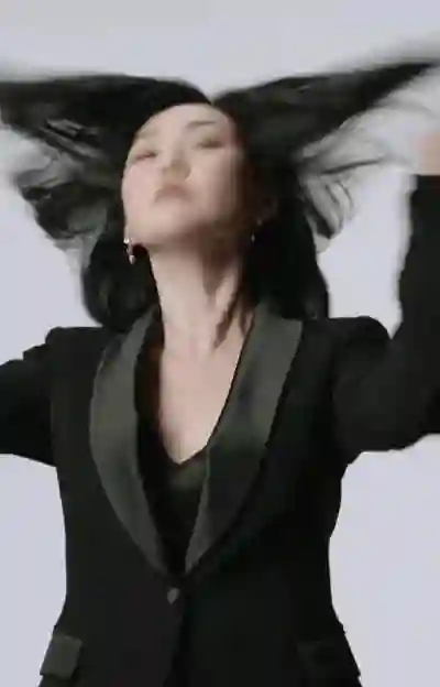 小S复出海报曝光，手指撑嘴角强颜欢笑，看起来仍想延续老风格！