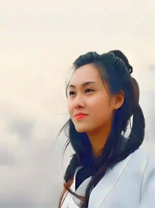 哇塞！52岁朱茵竟住深山陋屋开旧车，活成娱乐圈李子柒，太意外啦