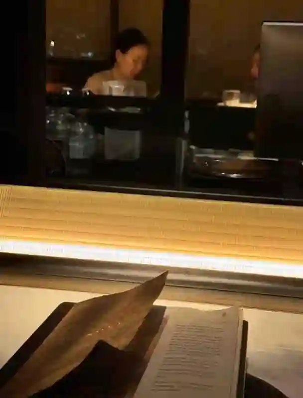 那英在伦敦陪李嫣吃饭，比王菲还贴心，嫣儿笑容满面和阿姨聊天