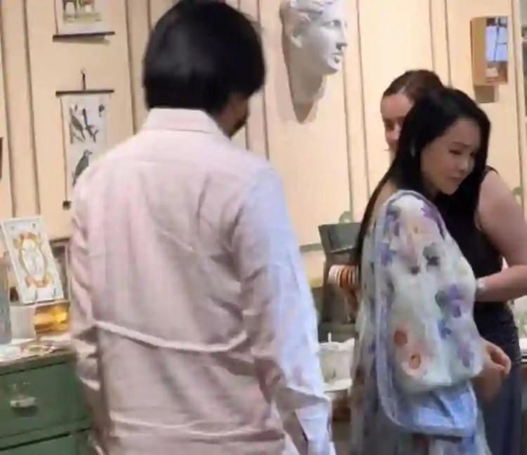 网友巴黎偶遇伊能静秦昊，拍下伊能静高清素颜，嘴唇发白像贫血