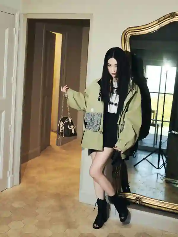 刘亦菲工装短靴搭配，演绎摩登酷飒新风采