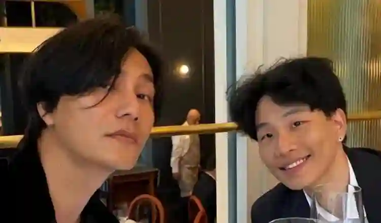 陈坤儿子大学毕业！23岁陈尊佑晒和父亲合照，父子俩颜值差距好大