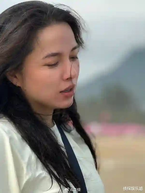 靳东老婆近照曝光，怼脸视角颜值惊艳，零皱纹却已满头白发