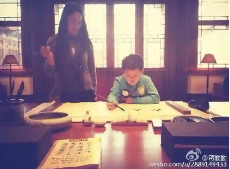 还记得蒋勤勤的两个儿子吗，迷你版陈建斌？