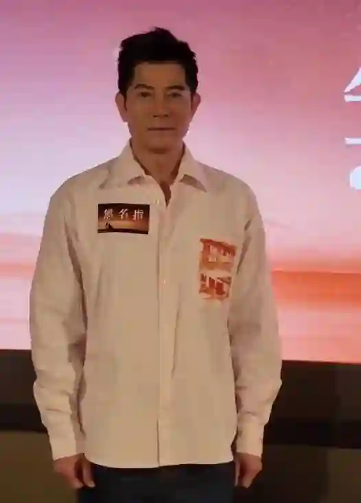 郭富城官宣娇妻怀三胎后，方媛高调晒全家福，升级五口之家好幸福