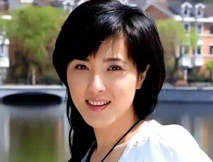 曾黎机场落泪！曾靠美貌“征服”众人,如今为何上演“苦肉计”