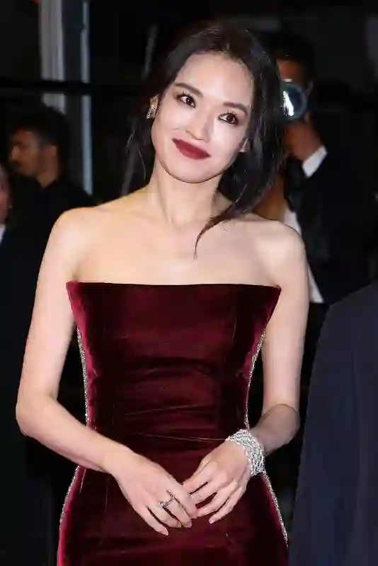 舒淇戛纳红毯造型引热议，网友盛赞“永远的女神”
