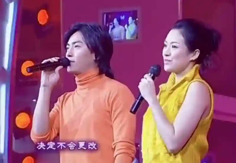 时隔七年，王菲戴着两个虾片（未炸版）再登春晚