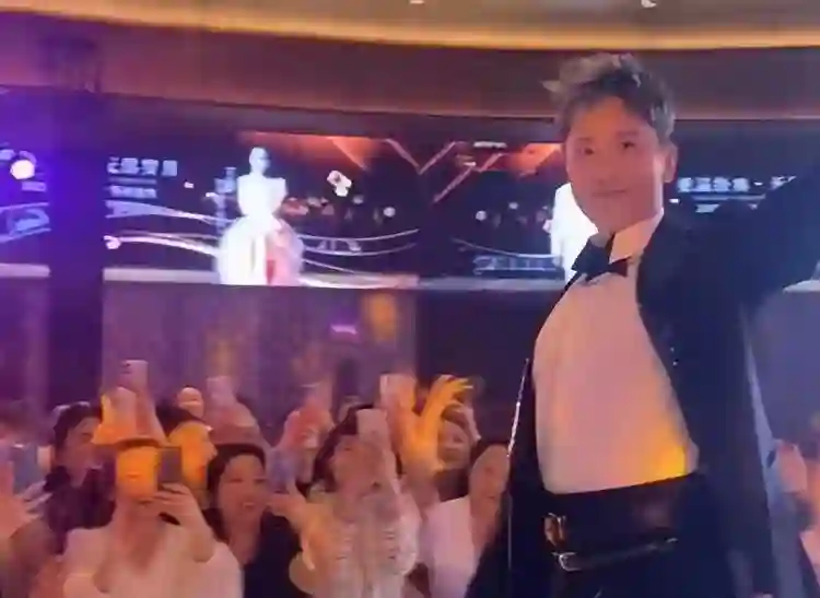 他8次上春晚，作死被捕入狱，今56岁无人问津，老搭档也断了联系
