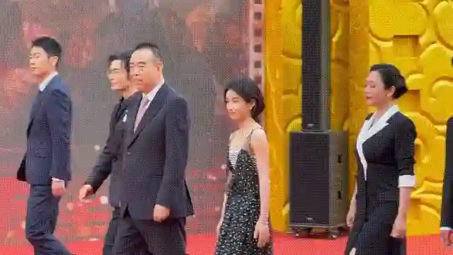 章子怡娇俏，乌尔善带妻子来吃饭，肖央喝整瓶啤酒，陈凯歌领杯！