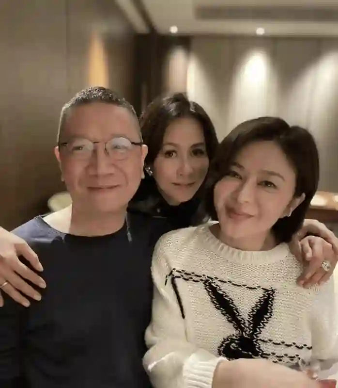 62岁关之琳和58岁刘嘉玲罕见同框，穿一身卡通毛衣很减龄，刘嘉玲一身皮衣又美又飒！
