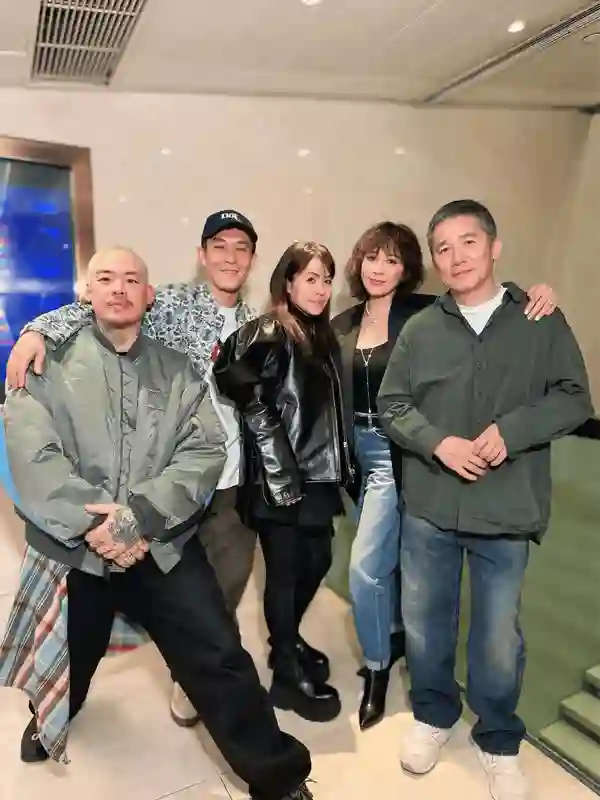 59岁刘嘉玲与45岁张柏芝同台，二人表情不自然，眼神也无过多交集