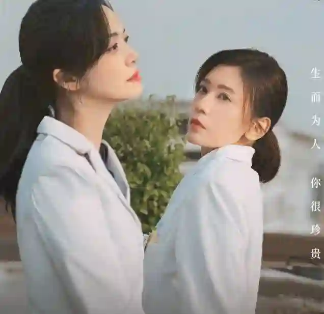 46岁姚晨vs51岁贾静雯，原生脸的力量，皱纹也能成美丽印记