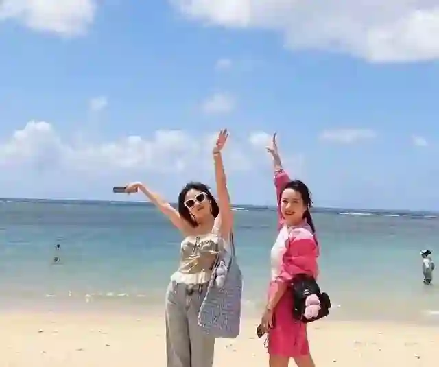 李念高质量生活曝光，疯狂购物，和闺蜜刘芸一起开奔驰车去游玩