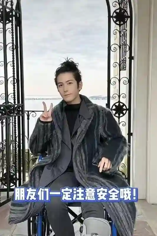 陈学冬消失2年首晒照！头发花白面容憔悴，车祸后遗症如此严重？