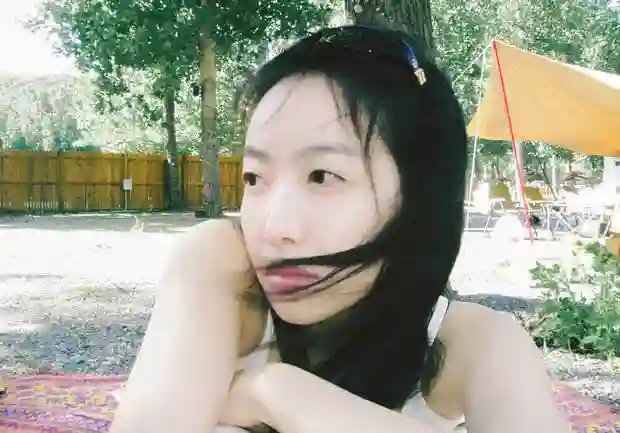 宋茜穿白吊带素颜亮相，明媚甜美感拉满